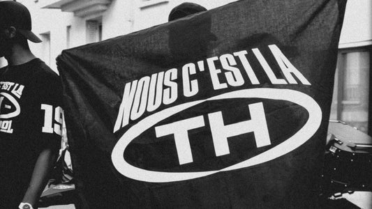 Drapeau "NOUS C’EST LA TH"