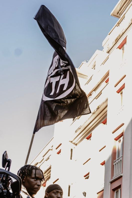 Drapeau "NOUS C’EST LA TH" – 1,50 m